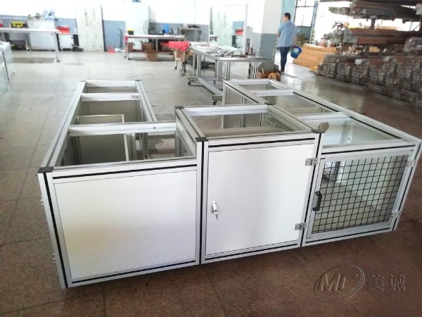 一個(gè)合格的鋁型材加工廠家需要哪些先進(jìn)的設(shè)備？