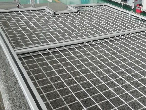 4040鋁型材組裝的工業(yè)圍欄網(wǎng)格是如何安裝上的？