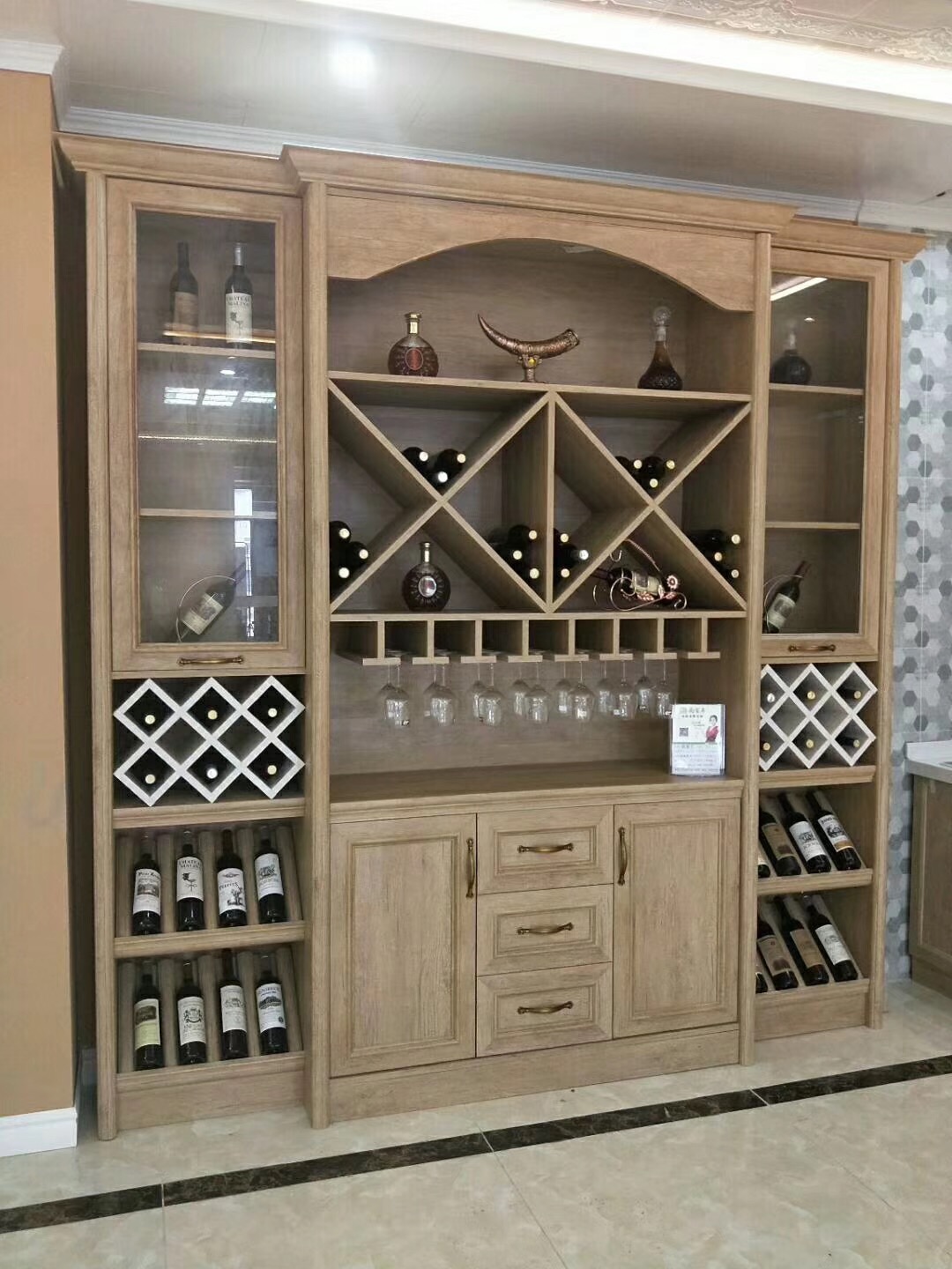 全鋁酒柜-02（風(fēng)格：簡(jiǎn)歐；顏色：黃橡）