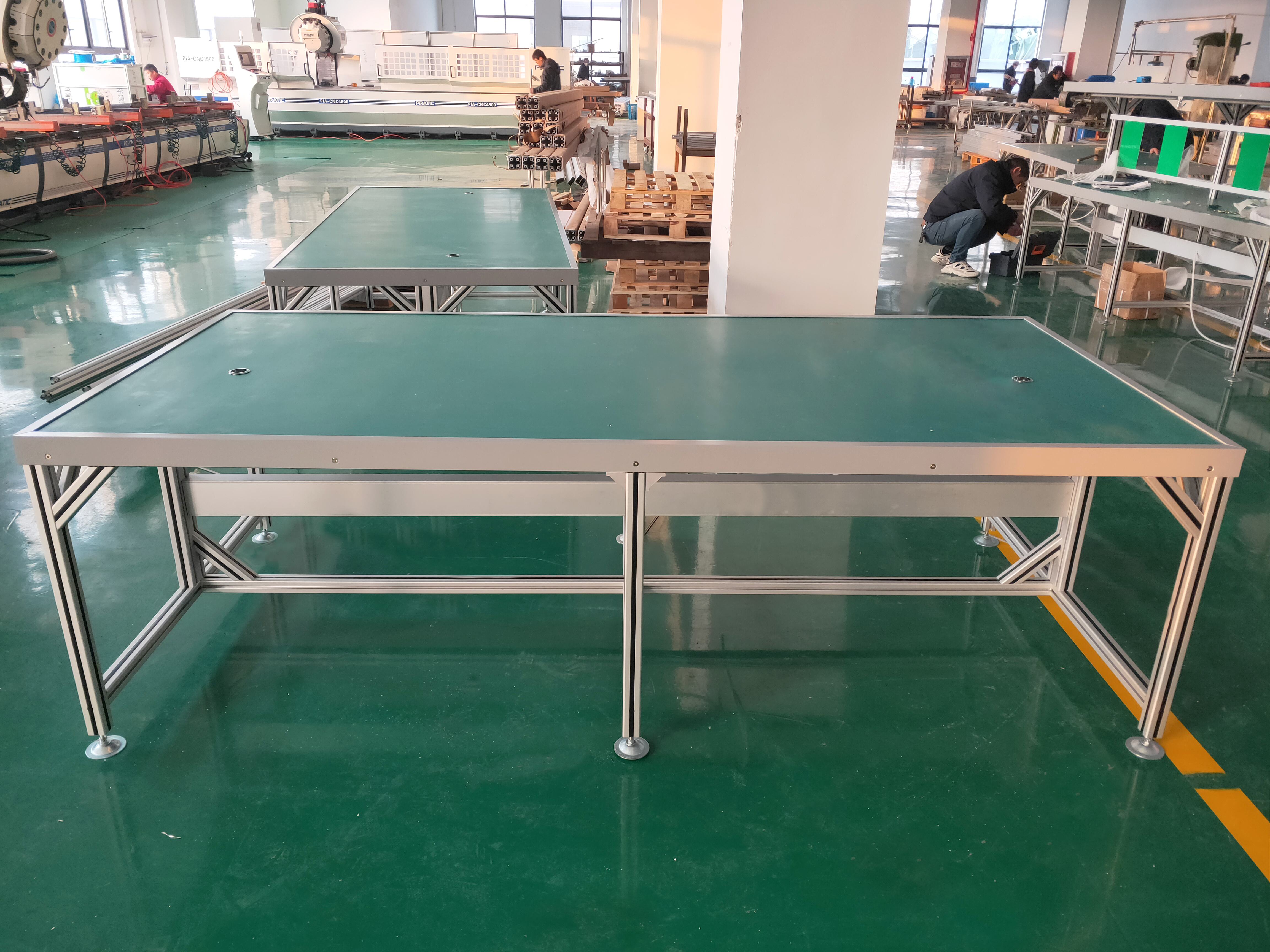 在南京當(dāng)?shù)?，有多少種類的防靜電工作臺(tái)？