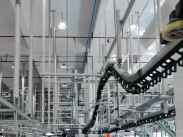 以前對(duì)比現(xiàn)在，服裝單軌框架吊掛系統(tǒng)的出現(xiàn)